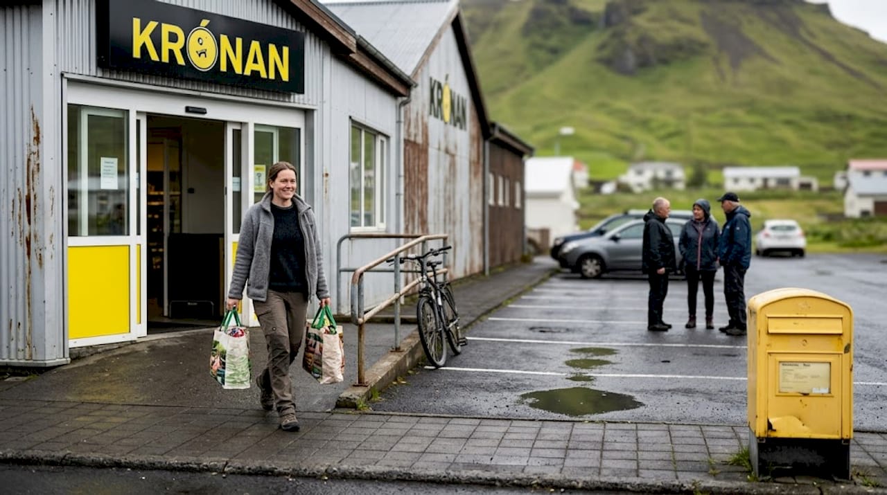 Une femme quitte le supermarché Krónan à Vík.