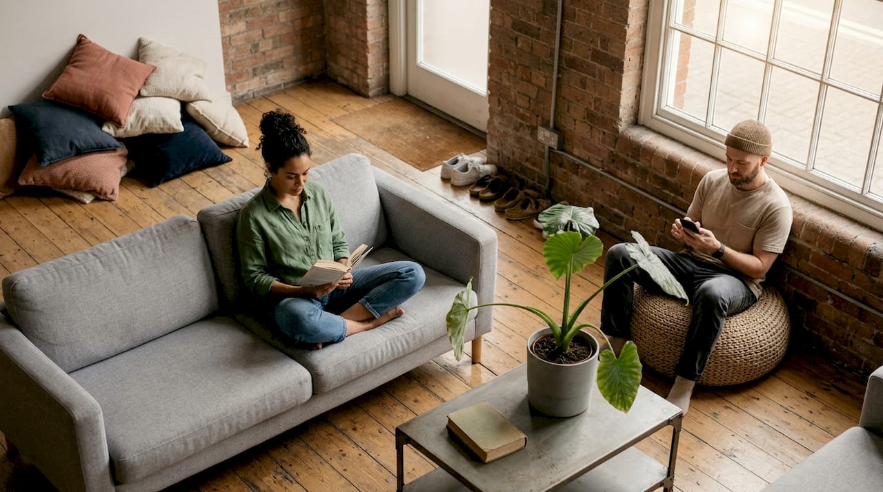 Sala de estar moderna y confortable en un hostel de primera categoría