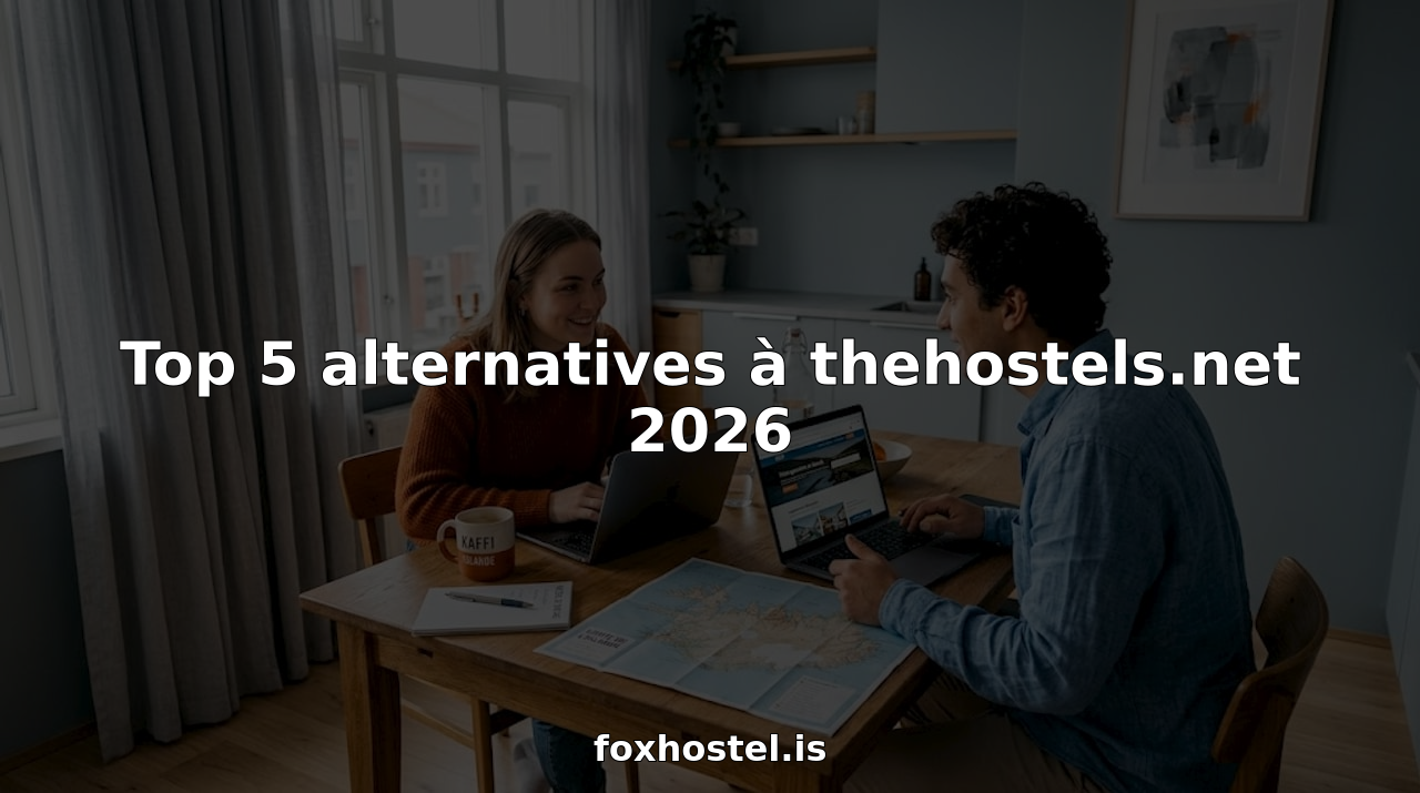 Deux amis installés autour de la table de la cuisine, en train de chercher et de réserver des auberges pour leur prochain voyage.