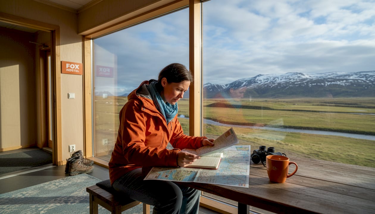 Turista organizando su viaje en Fox Hostel, Islandia