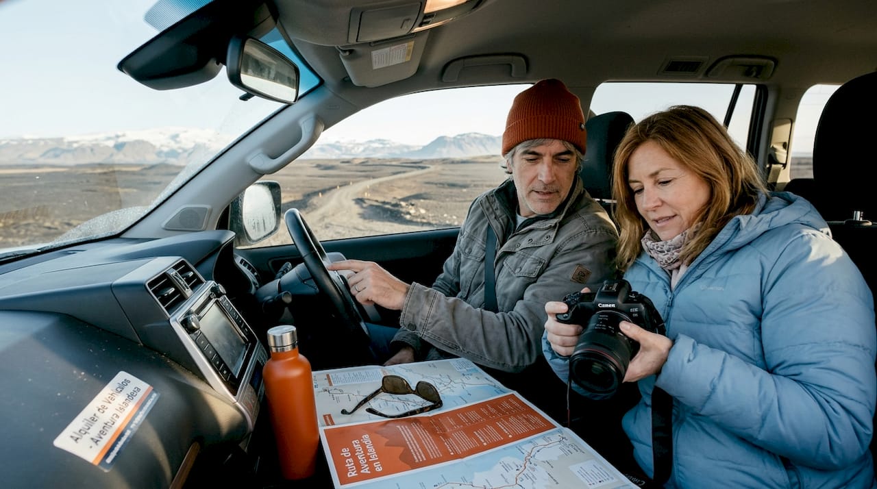 Pareja organizando una ruta por los paisajes más espectaculares de Islandia