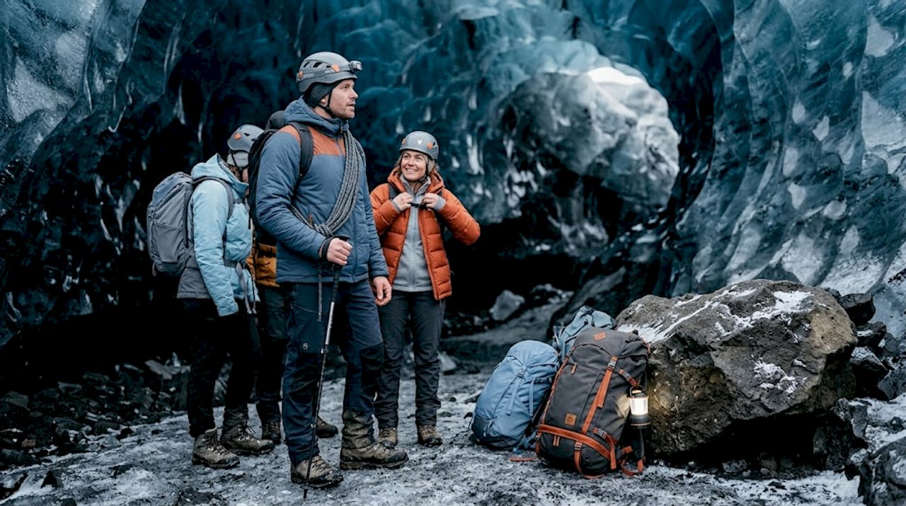 Un groupe pose devant l’impressionnante grotte de glace de Katla