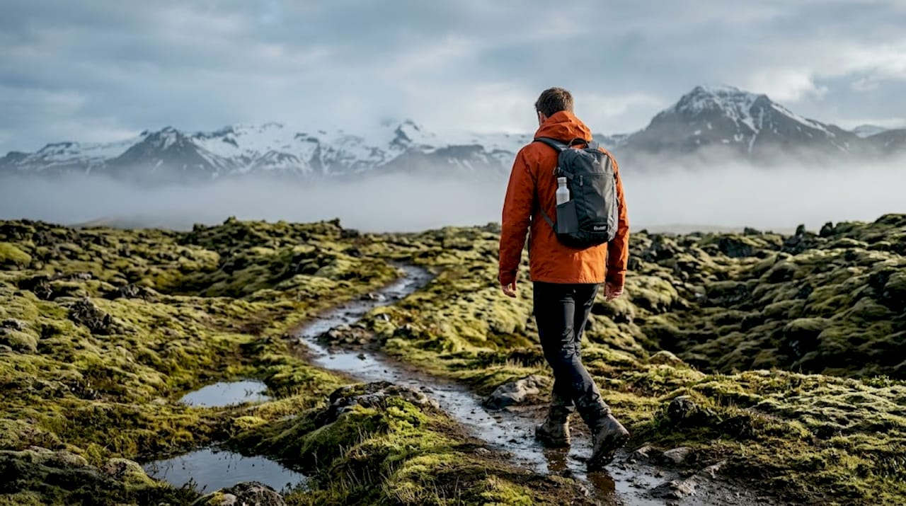 Ein Wanderer macht sich auf, die beeindruckenden Landschaften Islands zu Fuß zu entdecken.