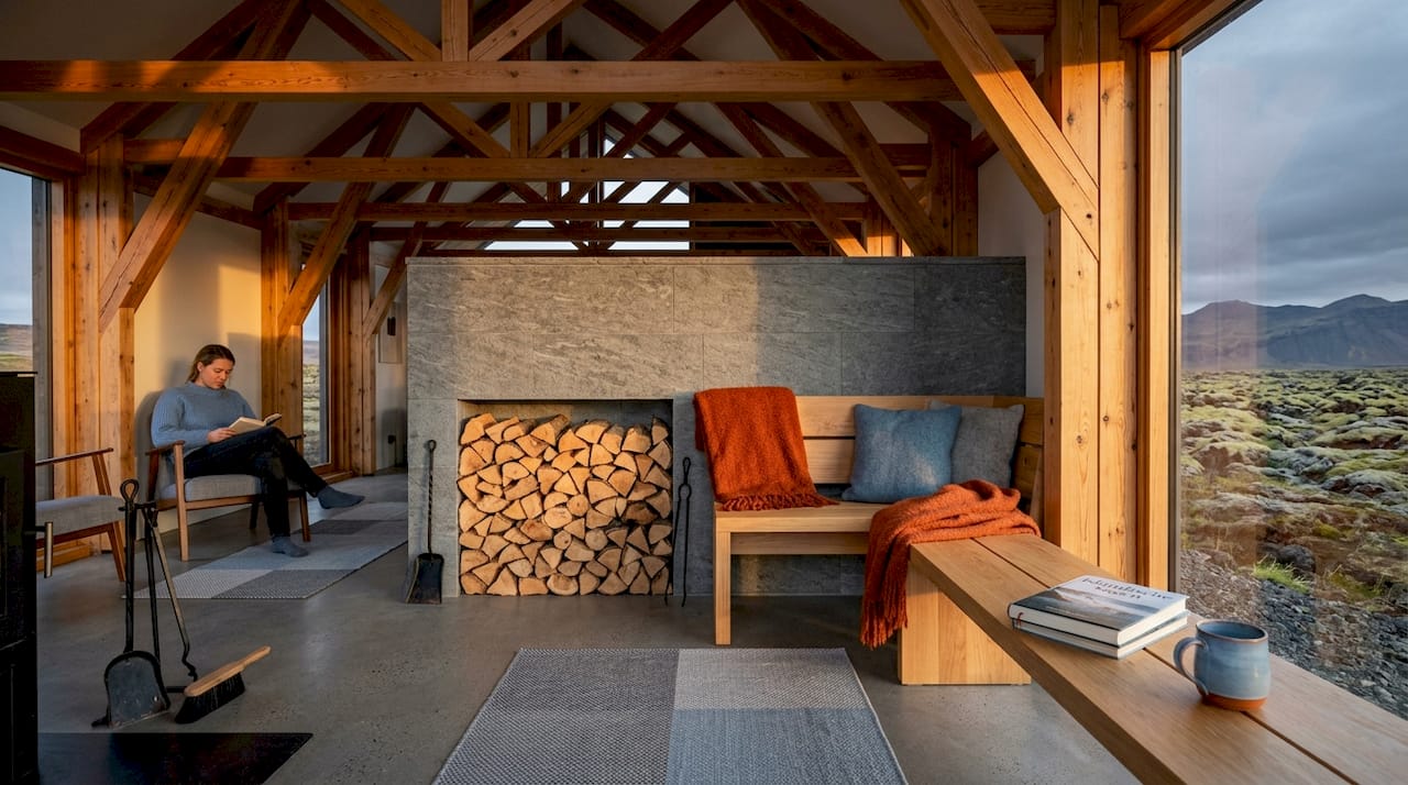 Blick ins Innere eines traditionellen isländischen Hauses mit sichtbarem Holzgebälk.