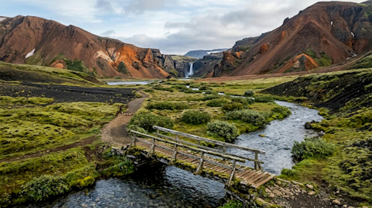 Le sentier de Laugavegur, célèbre pour ses montagnes islandaises aux couleurs éclatantes