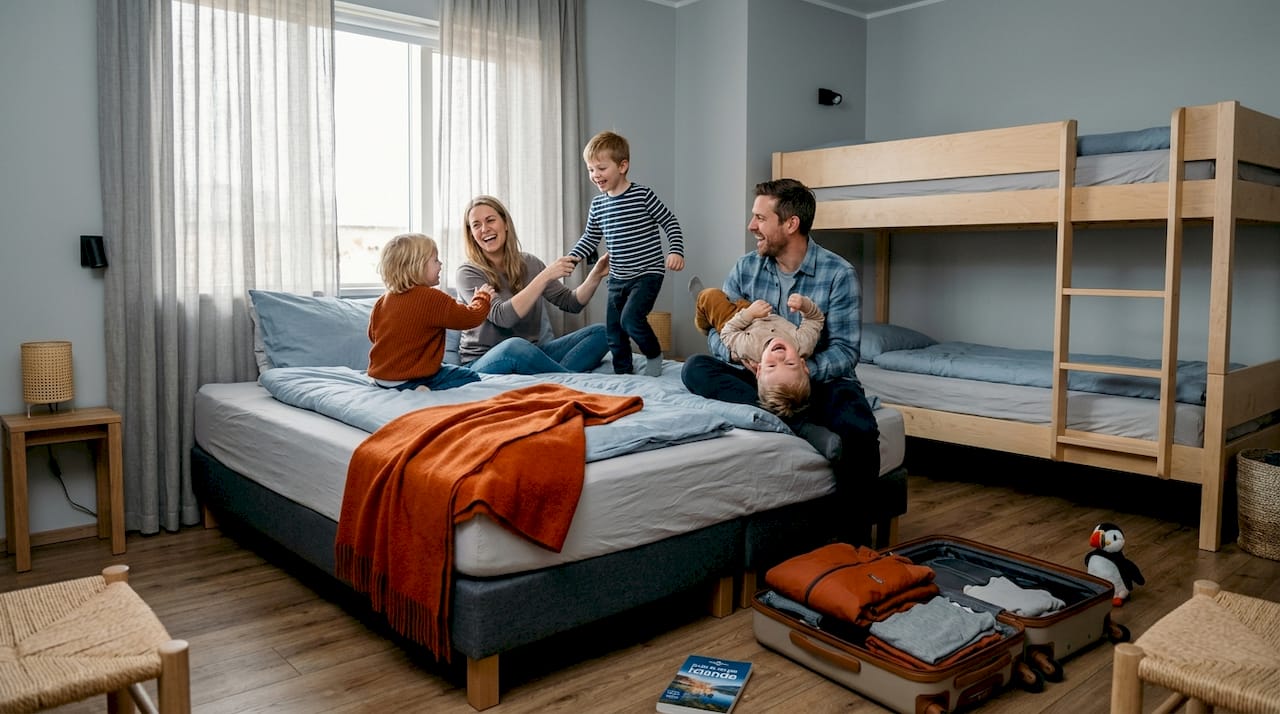 Une famille partage un moment de complicité et de rires dans une chambre conviviale à l’auberge.