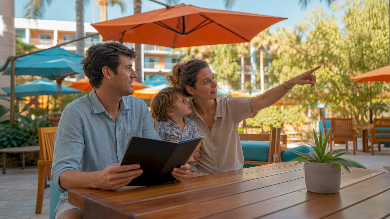 Una familia haciendo el check-in en la recepción de un hotel pensado para niños y adultos.