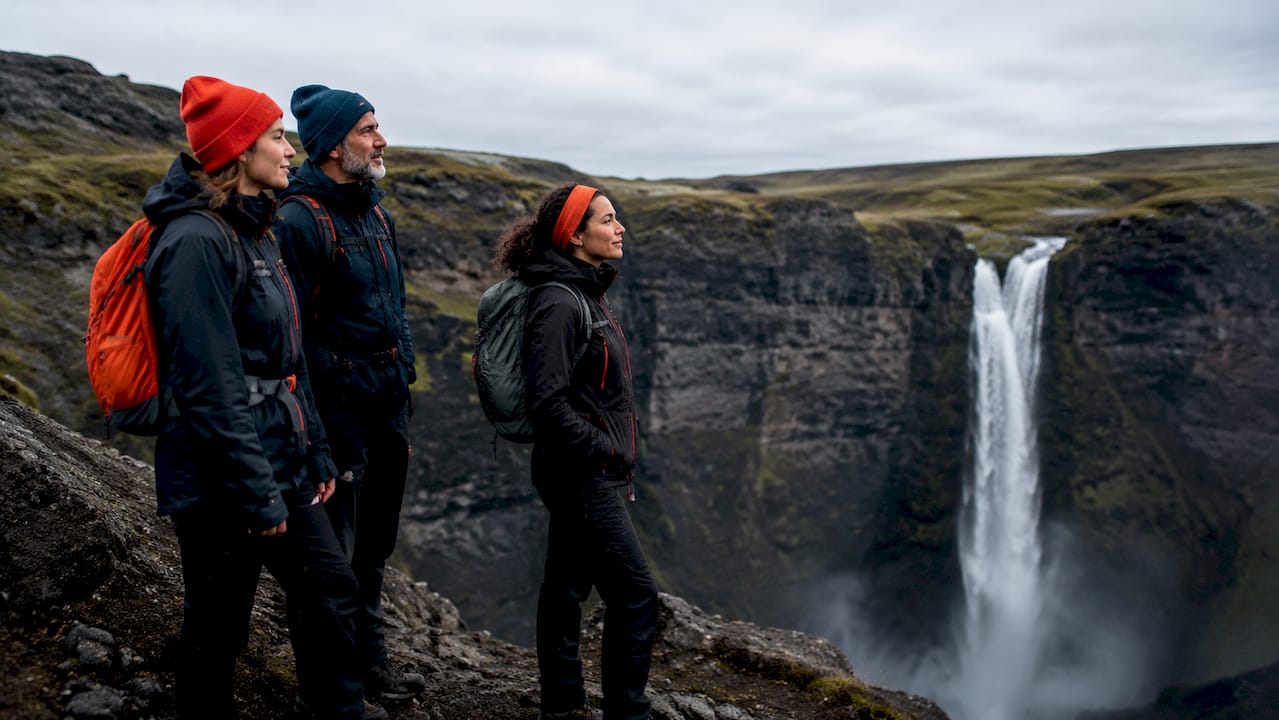 Senderistas tomando un descanso junto a la impresionante cascada Háifoss, en Islandia.
