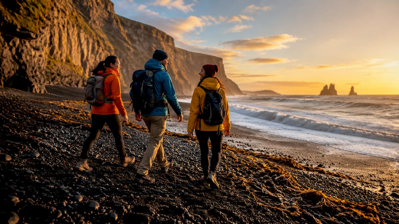 Un grupo reducido disfruta de una caminata por la impresionante naturaleza de Þórsmörk, en Islandia.