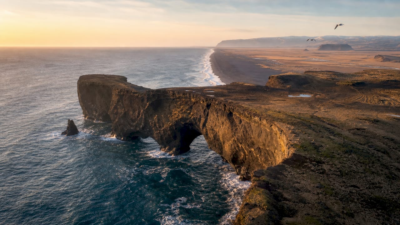 El impresionante arco natural y la costa que rodean el promontorio volcánico de Dyrhólaey son uno de los paisajes más emblemáticos de Islandia.