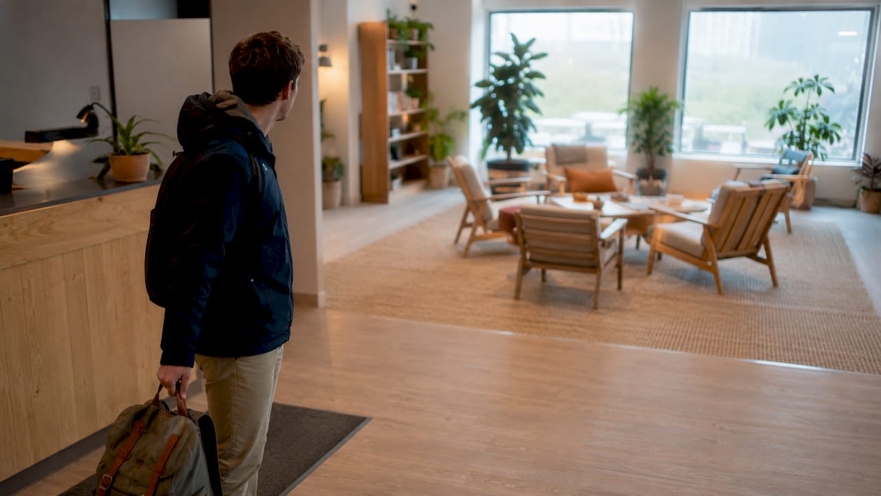 Turista revisando el ambiente del hostal al llegar