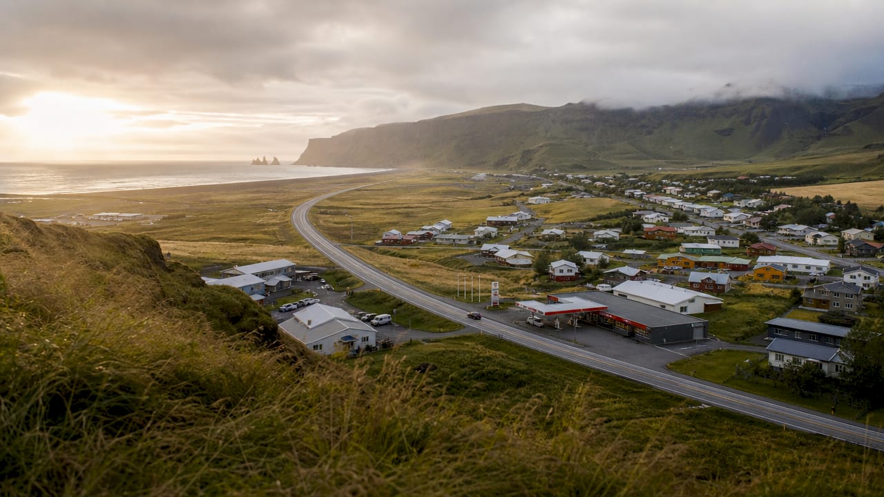 Panorámica del pueblo de Vík con la carretera principal a pocos metros