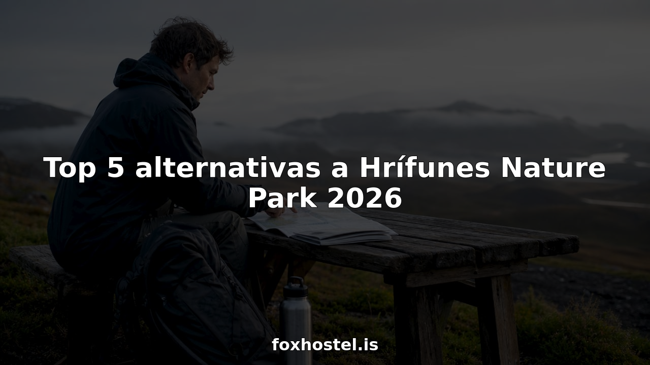 Viajero organizando su próxima aventura sentado en una mesa de picnic al aire libre, junto a un granero islandés.