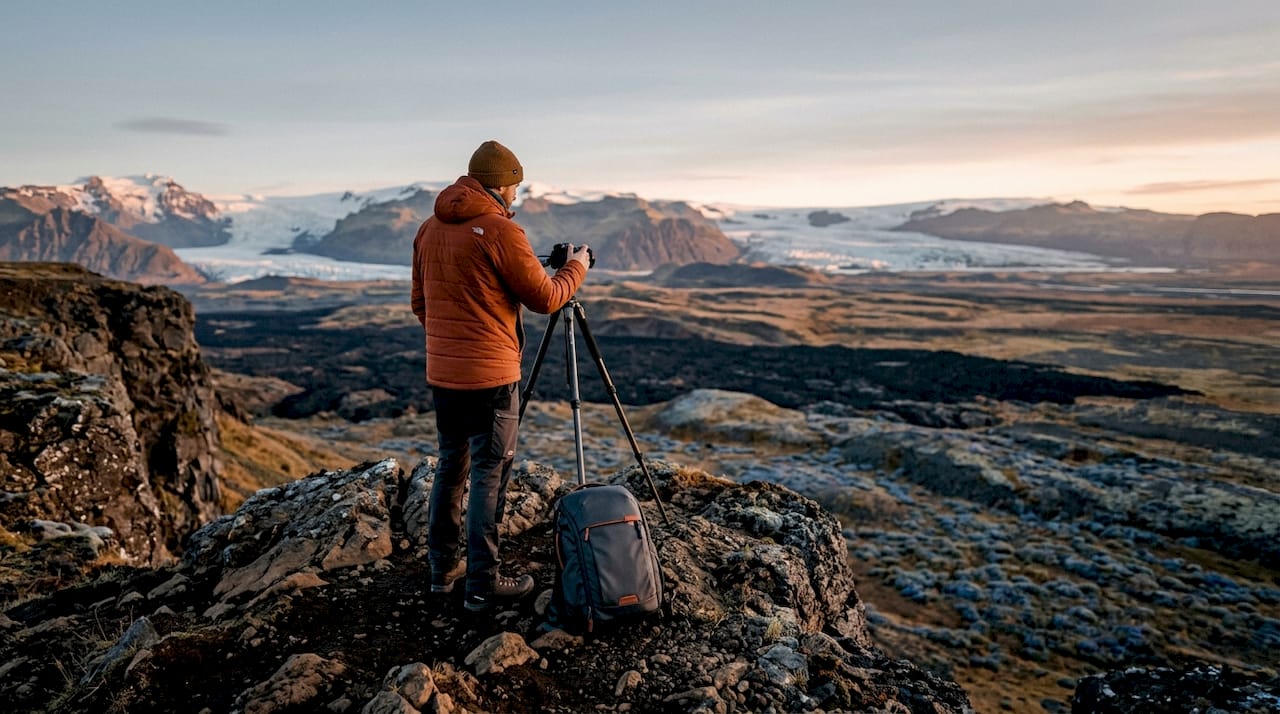 Fotógrafo inmortalizando el paisaje volcánico de Islandia durante la hora dorada
