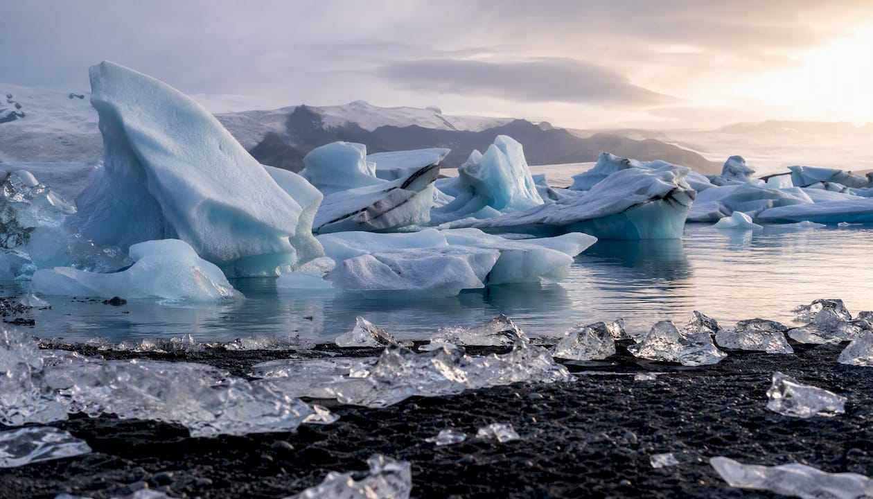 Icebergs floating on Jökulsárlón glacier lagoon
