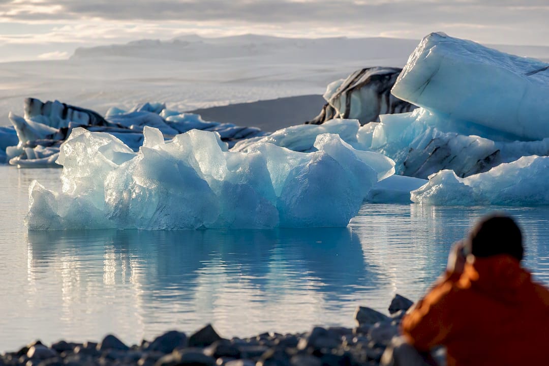 Late afternoon light on Jökulsárlón icebergs