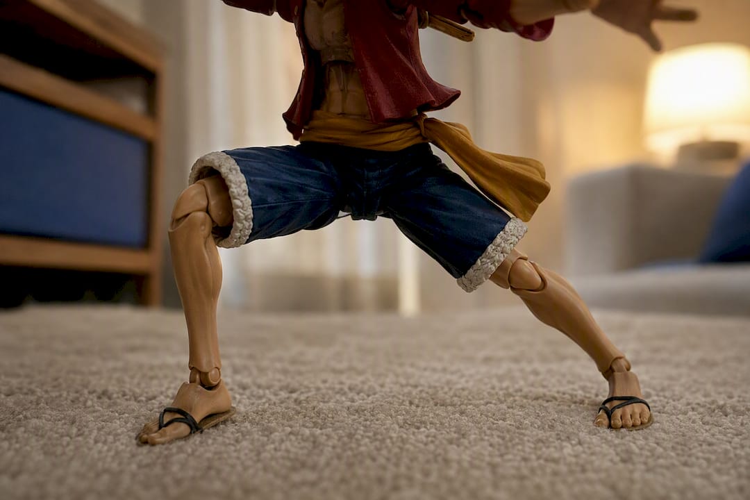 Articulated figure in wide, stable pose