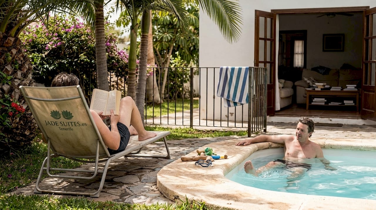 Urlaubsgäste genießen entspannte Stunden am eigenen Pool der Ferienvilla.