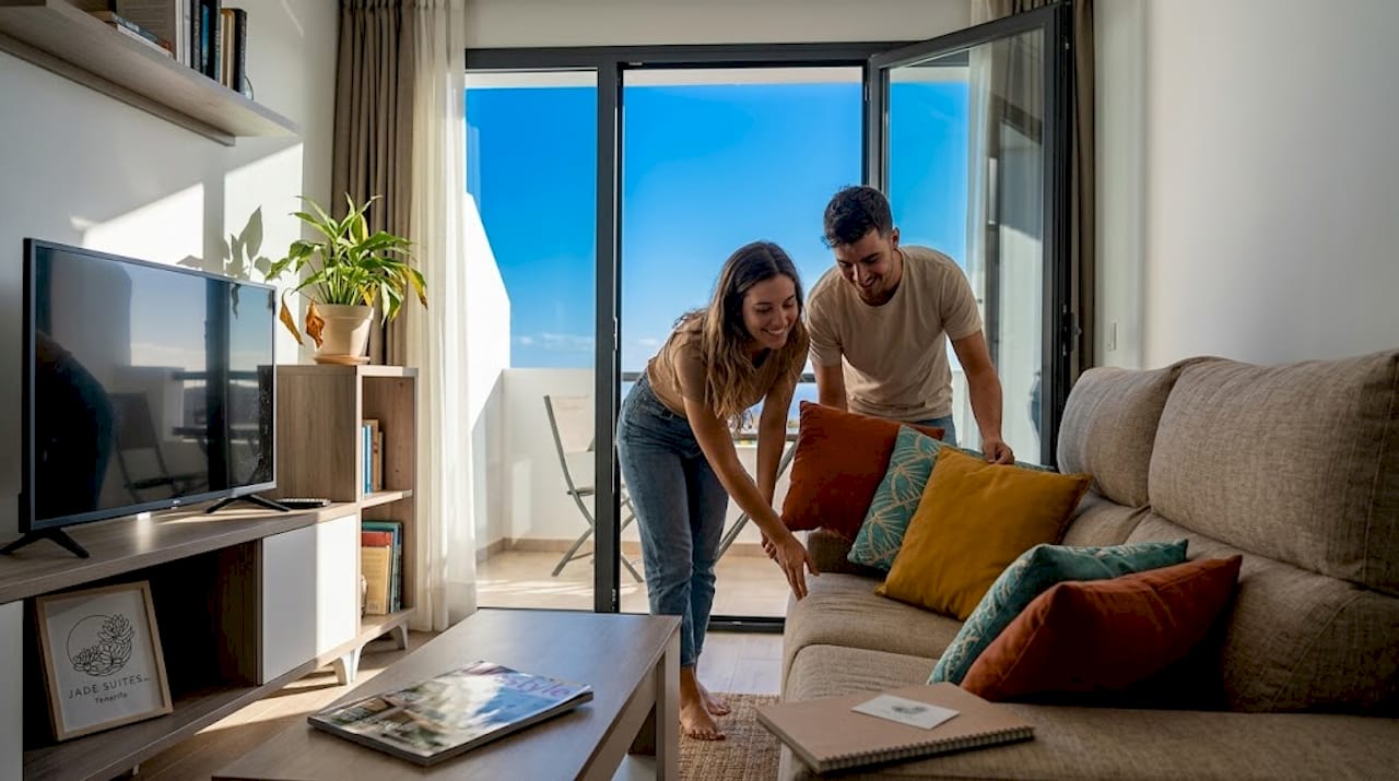 Ein Paar richtet das Wohnzimmer für ein Fotoshooting her.