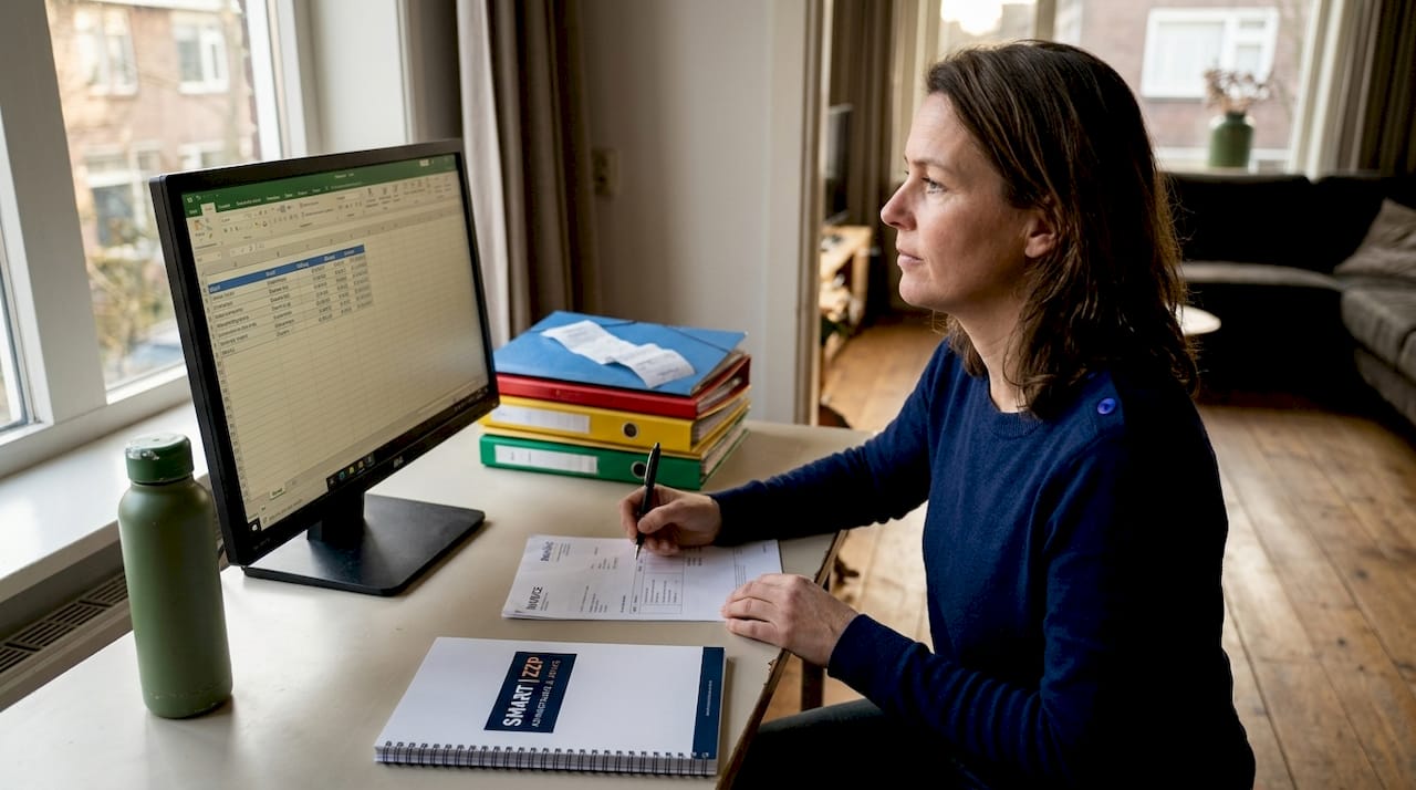 De boekhouder verwerkt de facturen handmatig in Excel.