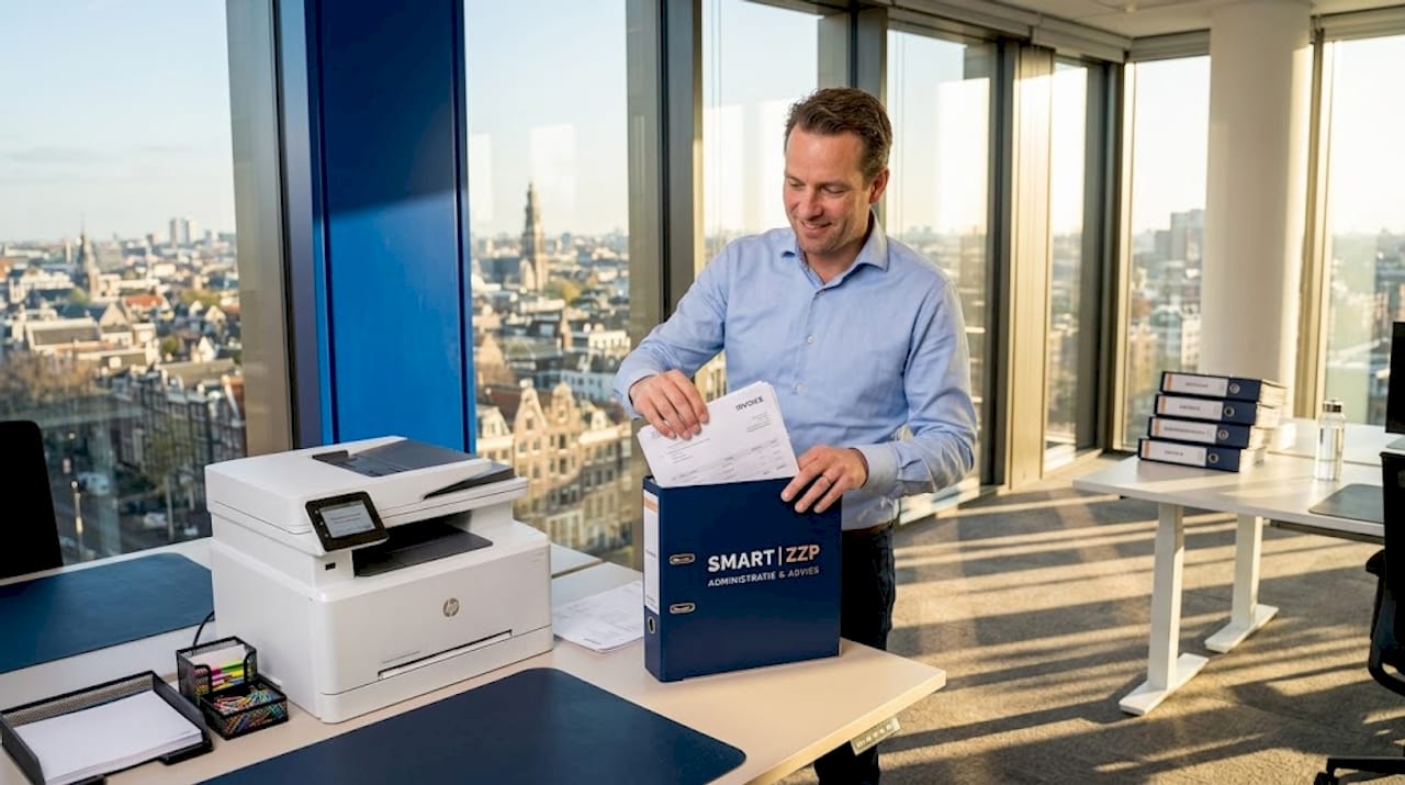 Een medewerker ordent en archiveert bedrijfsdocumenten op kantoor.