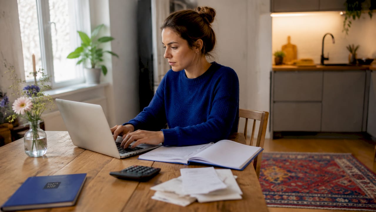 Iemand is bezig zijn belastingaangifte online in te vullen op de laptop.