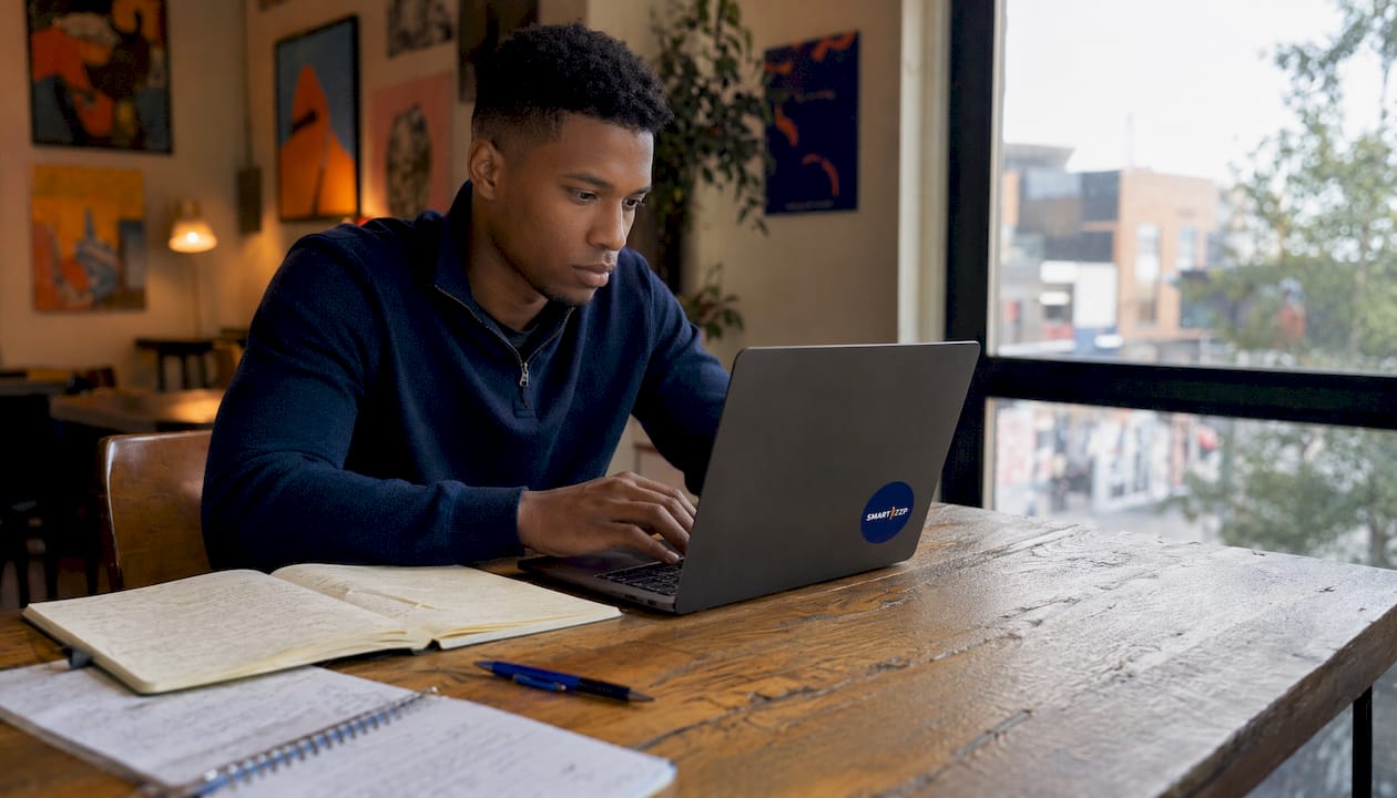 Een planner analyseert oude gegevens op zijn laptop.