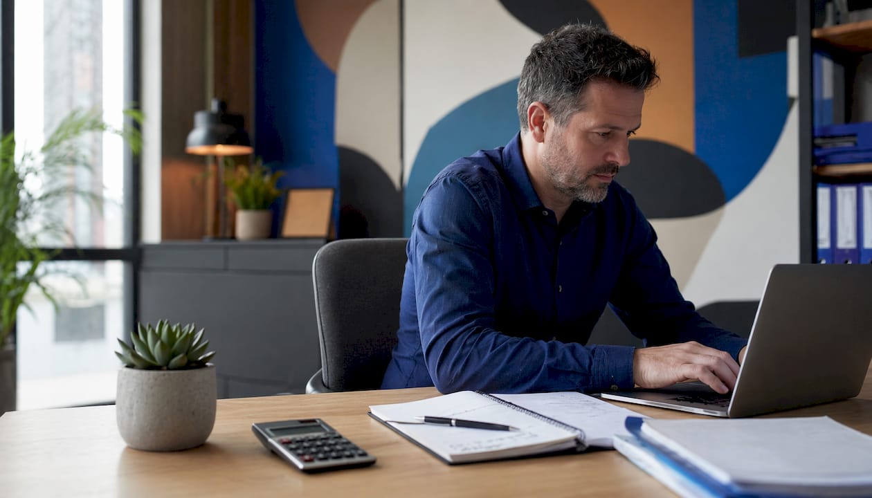 Iemand werkt de financiële administratie bij op een laptop.