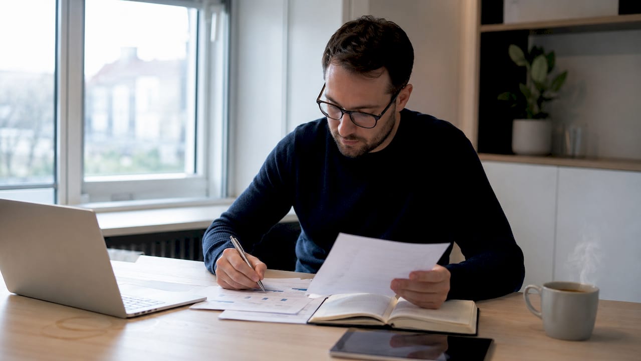 Man werkt thuis en stelt doelen voor zijn carrière op