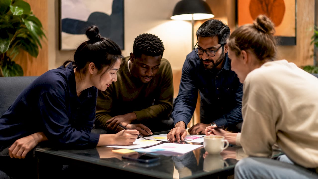 Samen met collega’s uit verschillende disciplines werken aan documenten