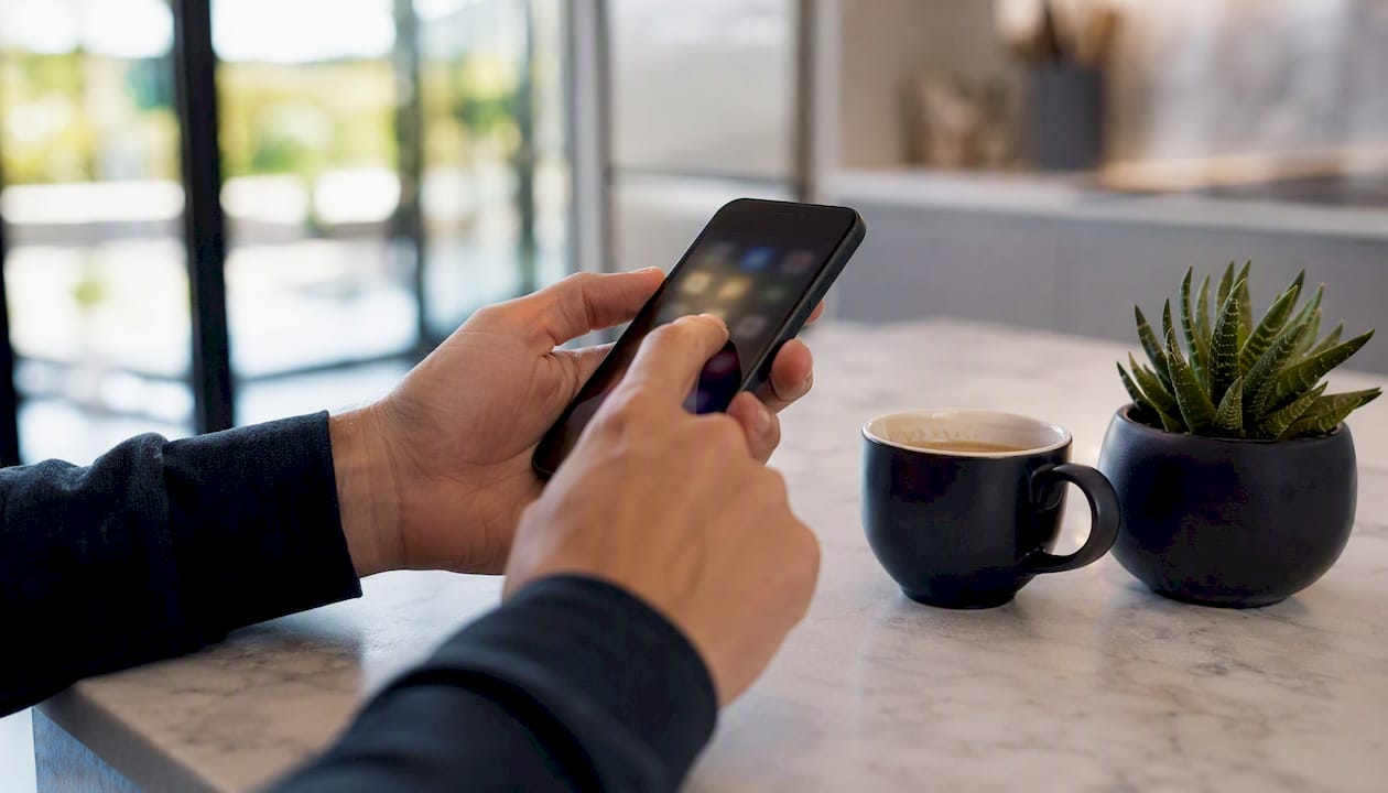 Iemand stelt een plugin in op zijn smartphone