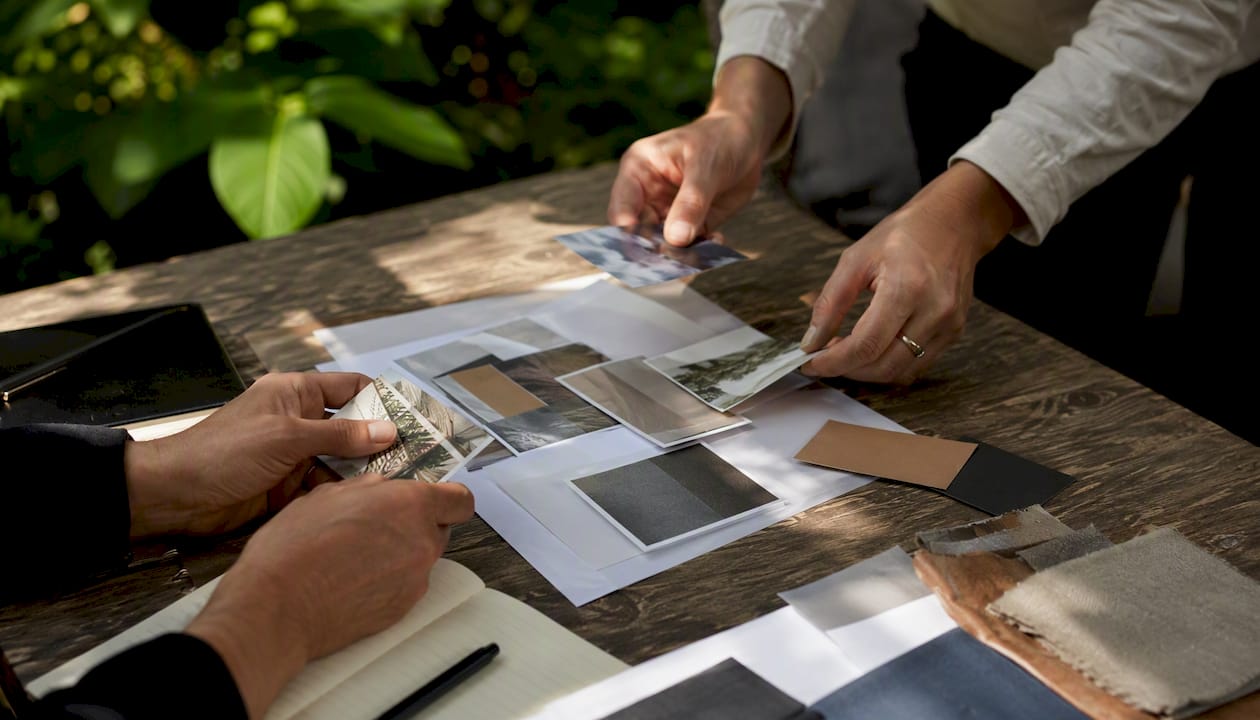 Met de handen aan het werk om samen campagnemateriaal te maken