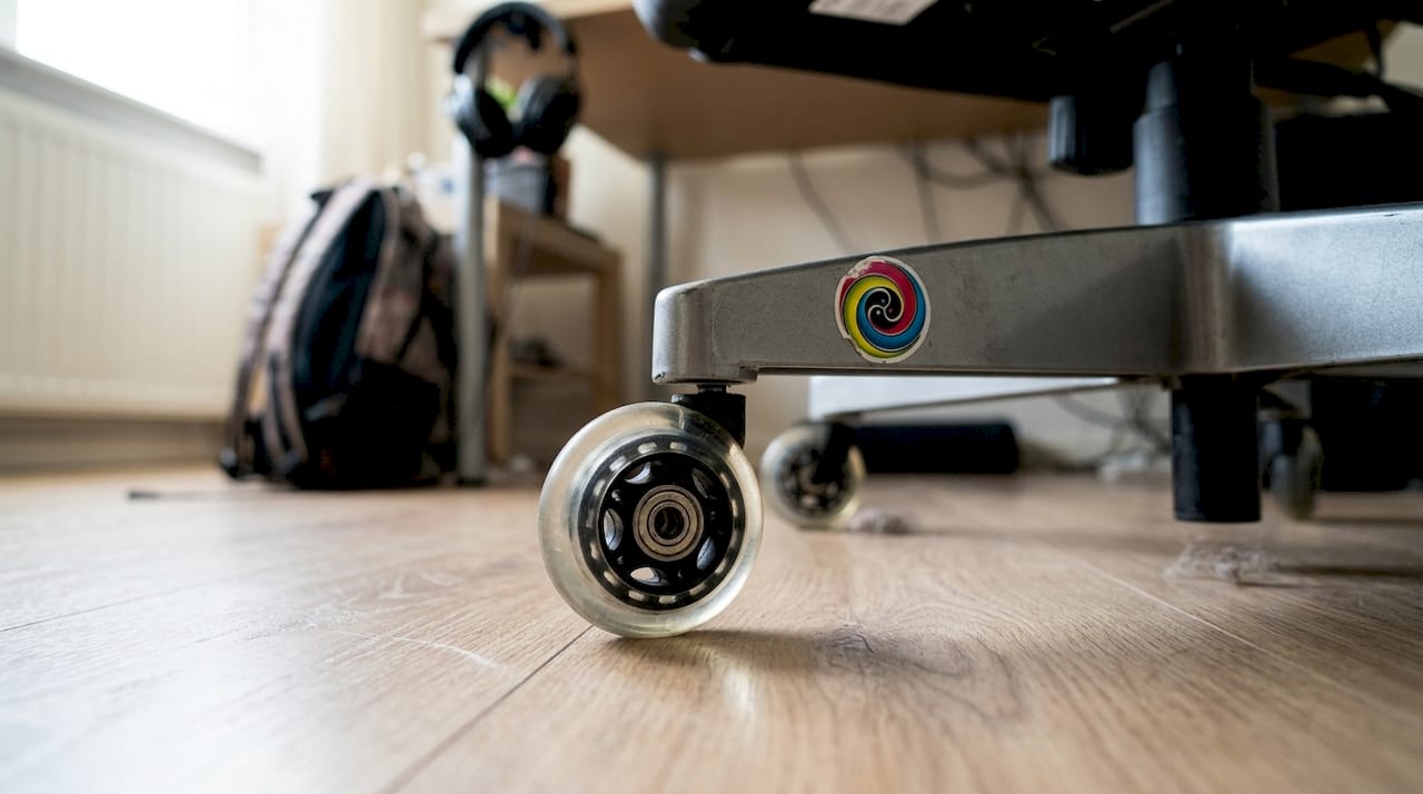 Close-up van PU-wielen op een laminaatvloer