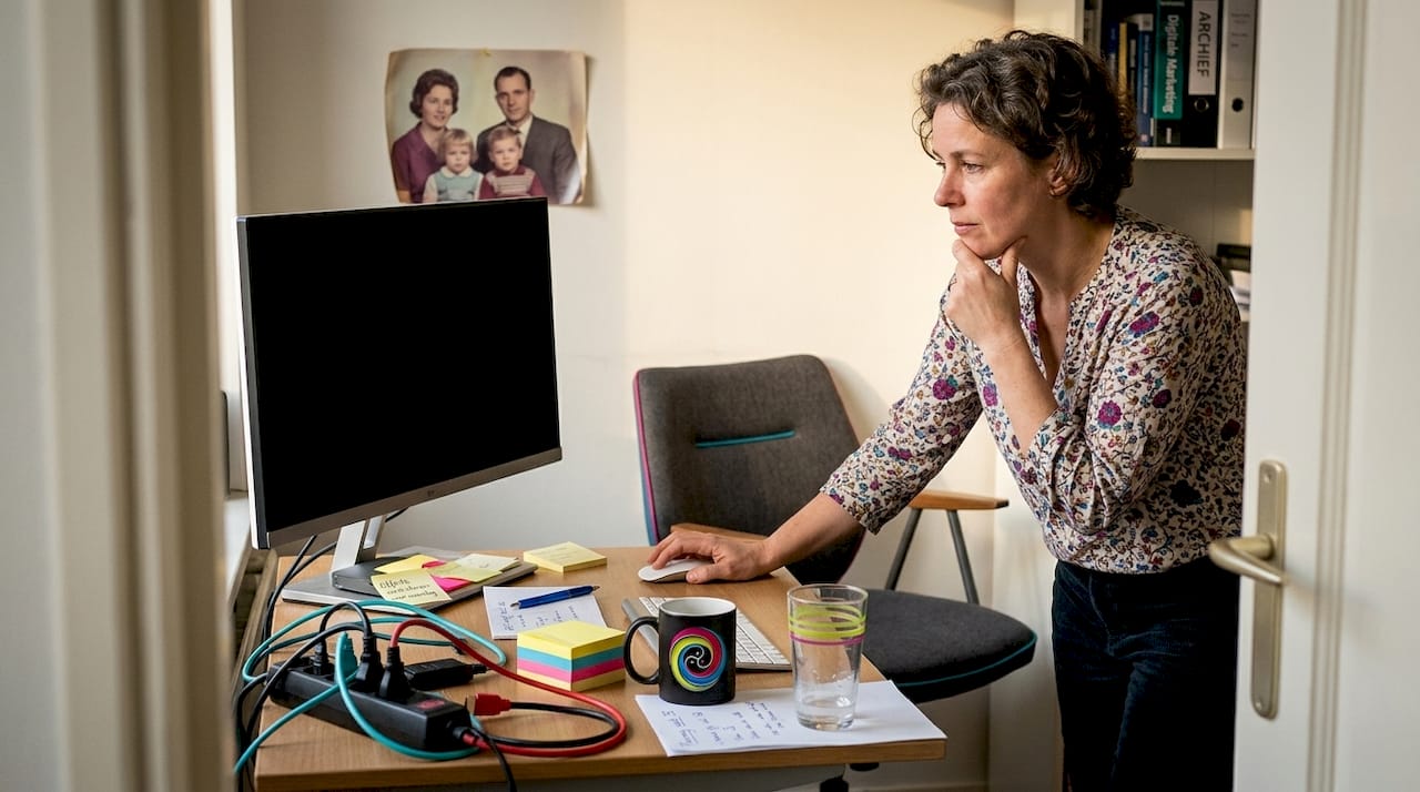 Vrouw zoekt naar een oplossing voor een zwart scherm tijdens het opnieuw instellen van haar apparaat