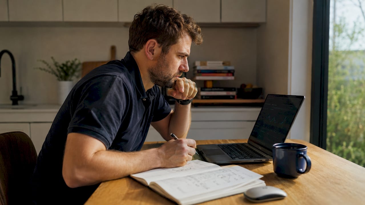 Een netwerkbeheerder die de ping- en latencygegevens grondig onder de loep neemt.