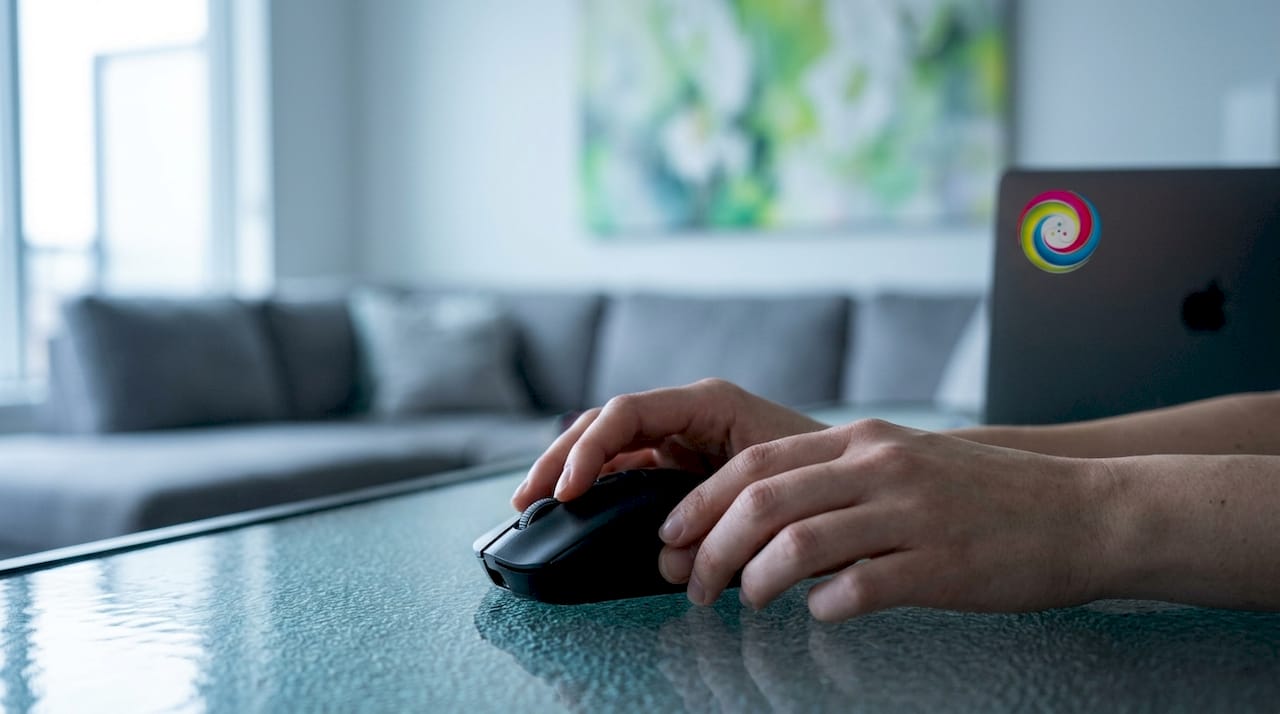 Iemand stelt de DPI-instellingen van een gamingmuis bij met zijn handen.