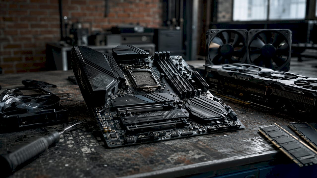 De onderdelen van een gaming-pc liggen overzichtelijk uitgespreid op tafel.