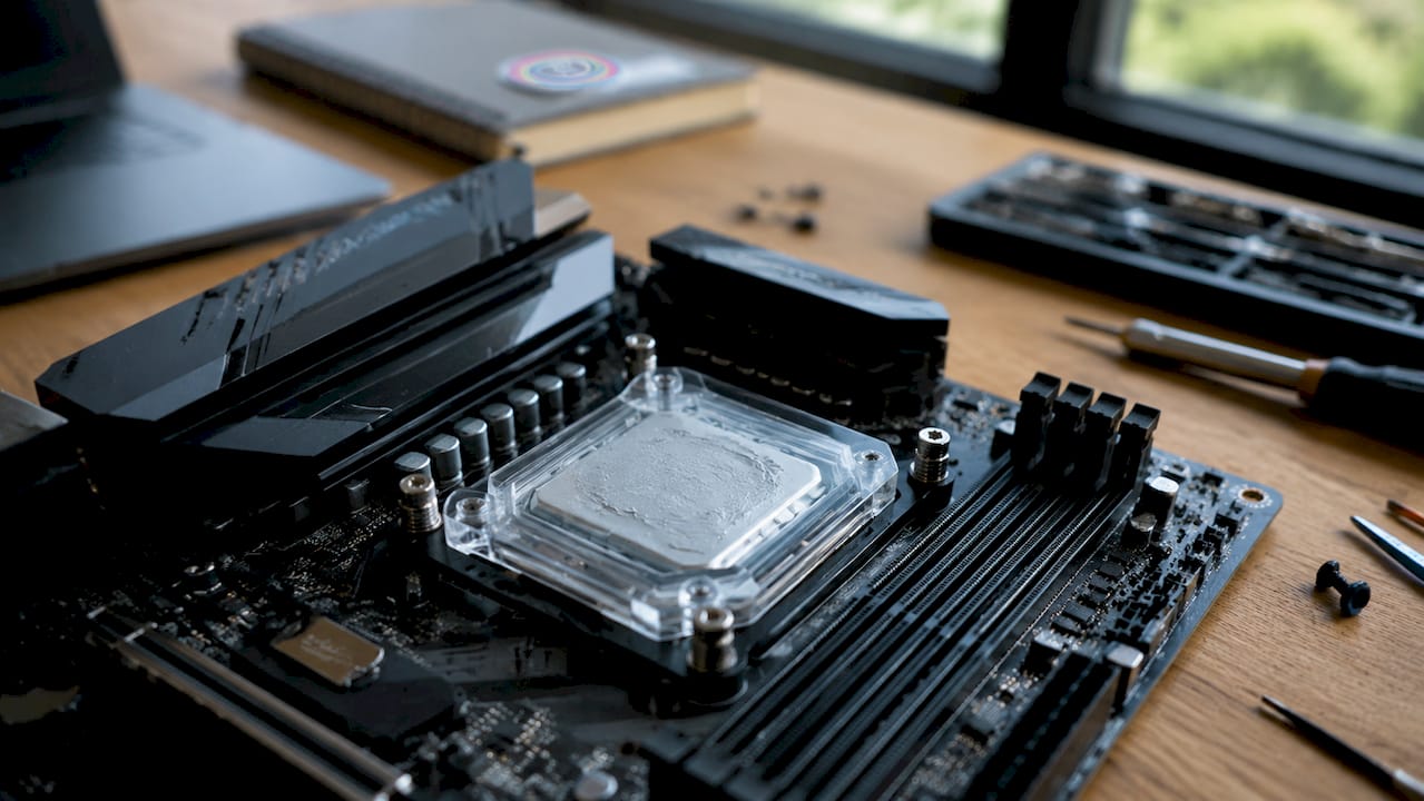 Een close-up van een processor waarop een laagje koelpasta is aangebracht.