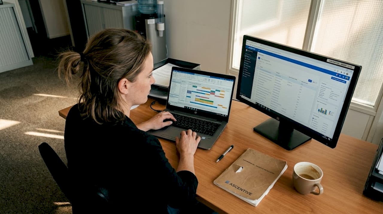 Een medewerker zorgt ervoor dat de planning naadloos wordt geïntegreerd met het CRM-systeem en de facturatie.