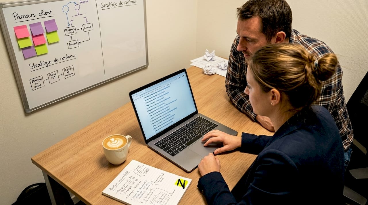 Directeur marketing en pleine analyse des liens entrants pour optimiser le référencement naturel.