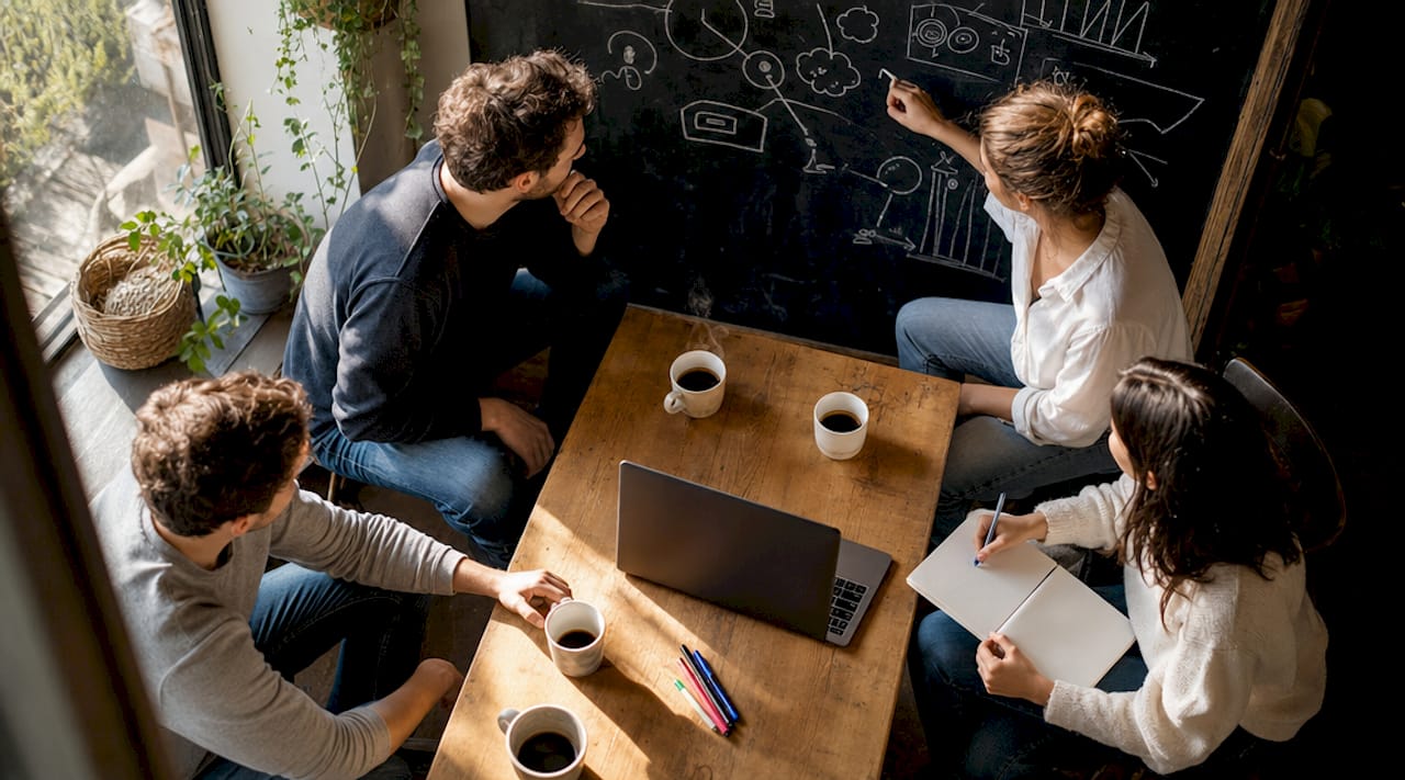 Réunion d’équipe dédiée à la planification de la stratégie de communication