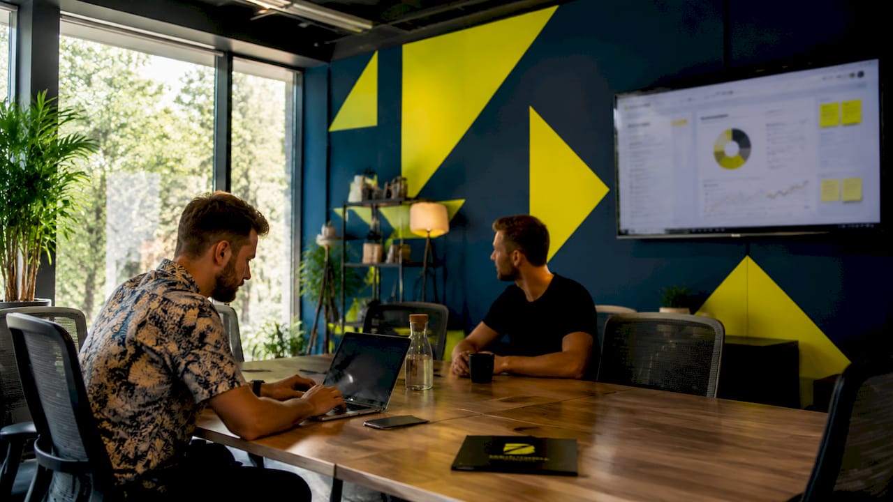 Des experts en marketing échangent autour des solutions d’optimisation du taux de conversion lors d’une réunion.