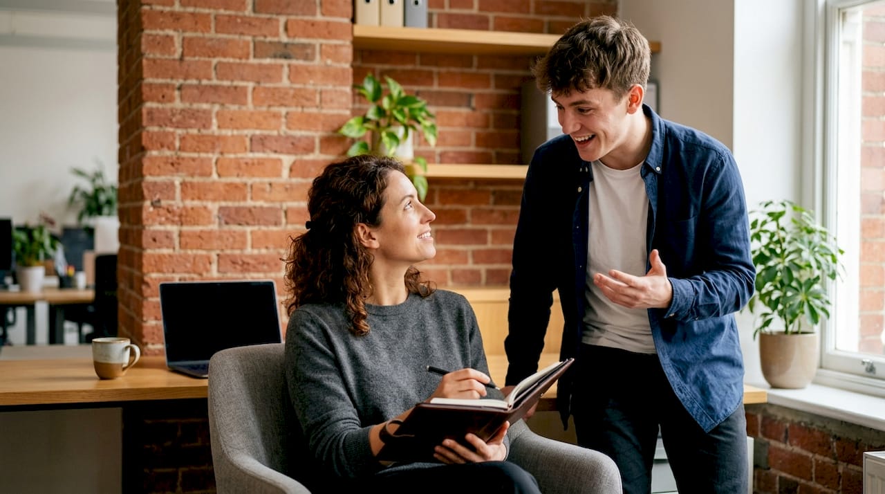 Un manager accompagne un collaborateur lors d'un échange pour le faire progresser.