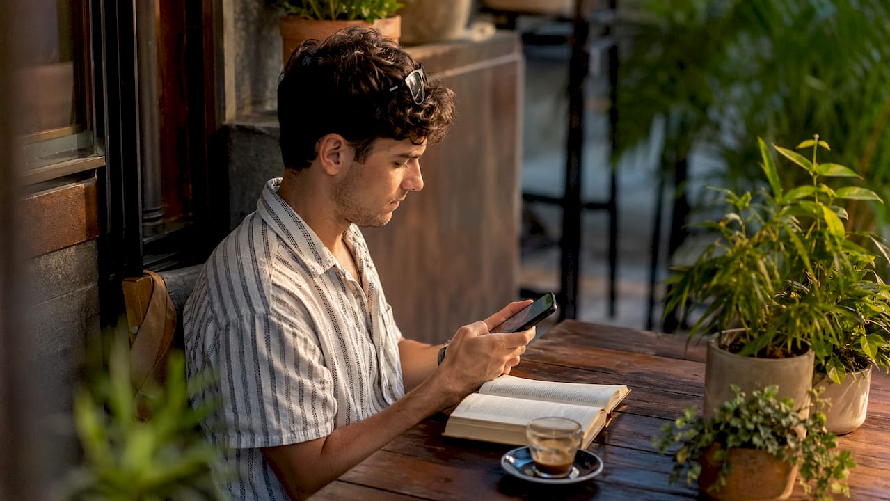 Une personne consulte son application de fidélité digitale sur son smartphone.