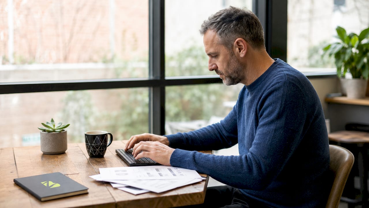 Des mains s'activent sur le clavier pour analyser le site lors d’un audit SEO.