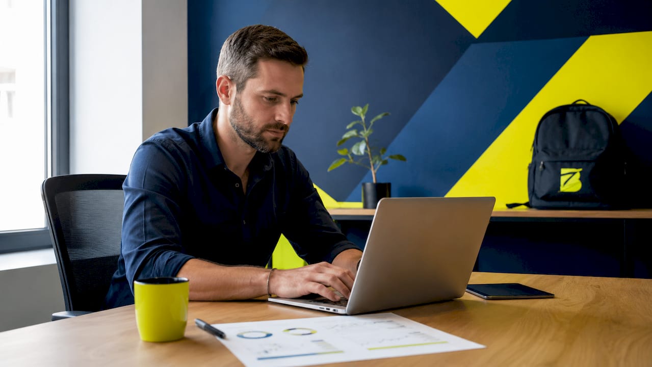 Mains au clavier en pleine analyse technique SEO