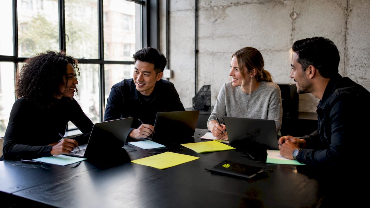 L’équipe se penche sur l’analyse des indicateurs de performance marketing lors d’une réunion de travail.