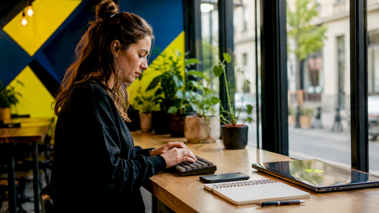 Un designer UX à l’œuvre, prêt à optimiser chaque détail depuis son clavier