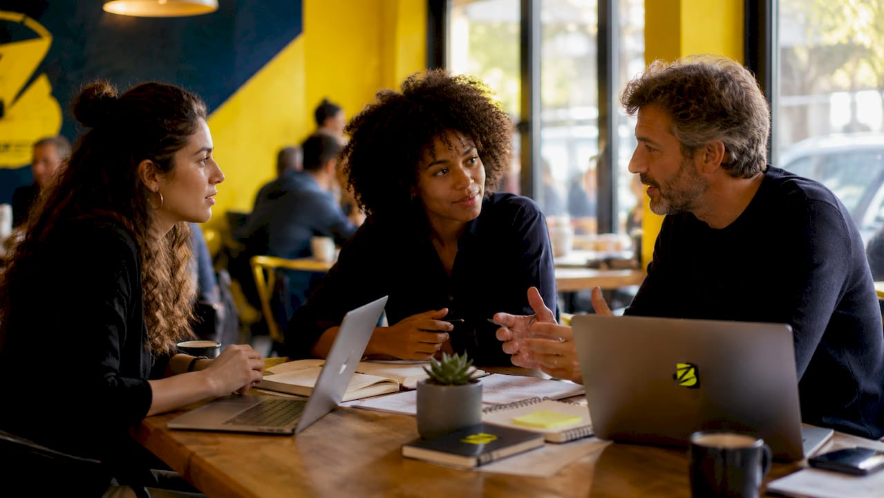 L’équipe se réunit pour élaborer ensemble le brief éditorial.