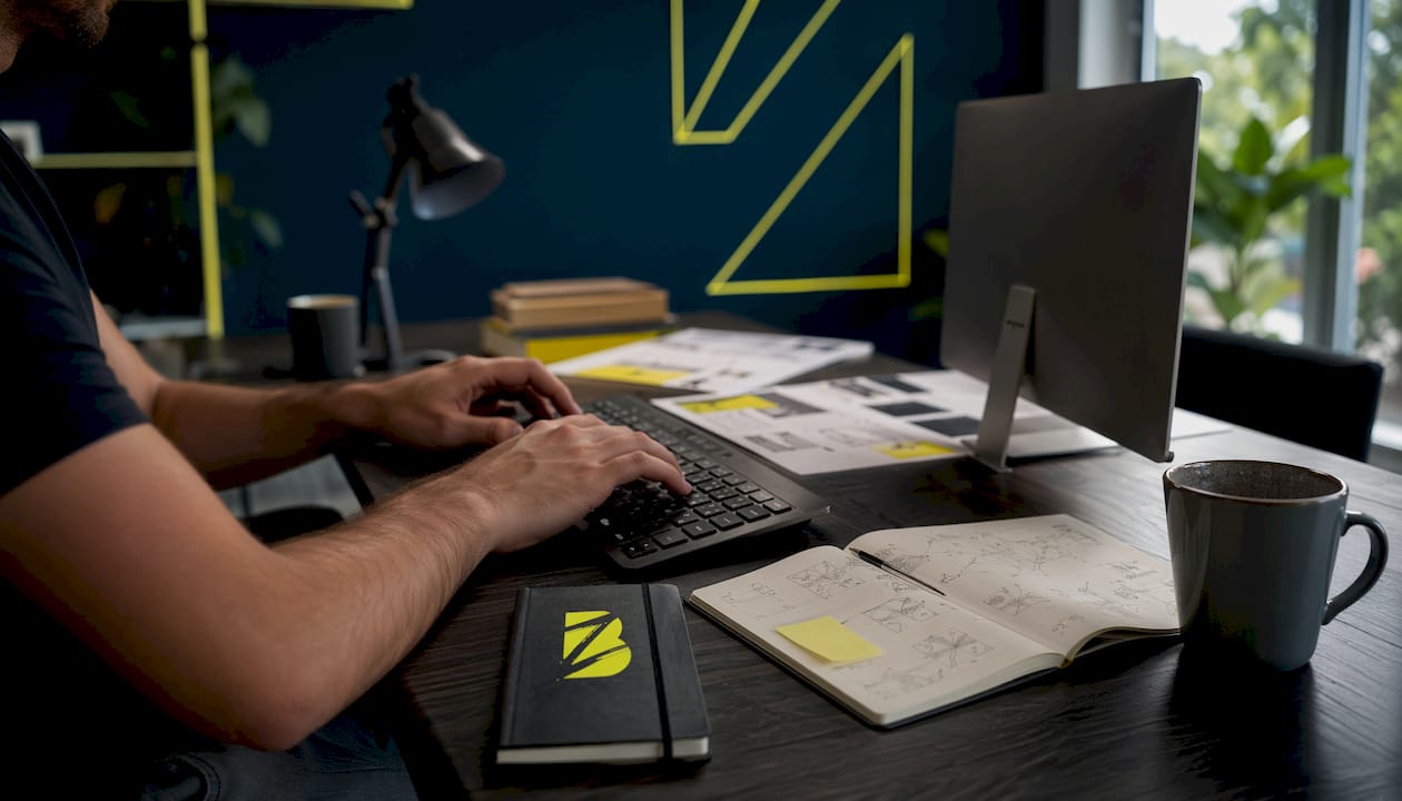 Gros plan sur la saisie de données au clavier, étape clé de l’automatisation.